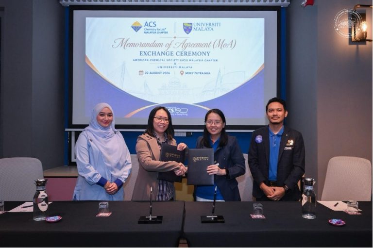 From right: Dr. Mohd Sukor (ACS Asia-Pacific Zone Councillor - Alternate), Dr. Low May Lee (Chair, ACS Malaysia Chapter), Professor Dr. Geok Yuan Annie Tan (Deputy Dean of Research and Innovation, Faculty of Science, Universiti Malaya), and Dr. Azeana Zahari (Principal Investigator, Universiti Malaya) during the MOA ceremony on Aug 22, 2026.