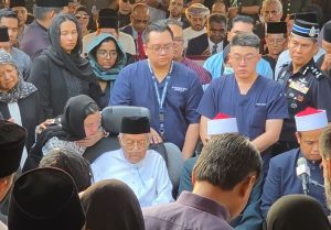 Tun Dr Mahathir Mohamad flanked by three healthcare workers at Pusara Negara on Sept 28, 2026 following the death of his wife Tun Dr Hasmah Mohamad Ali.
