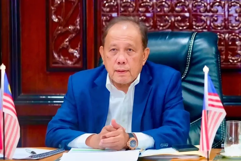 Siapa yang memaksa Menteri Besar Negeri Sembilan tandatangan dokumen proklamasi turunkan Tuanku Muhriz?