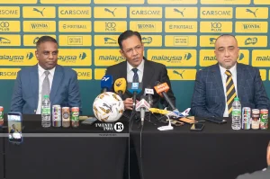 Datuk Ab Ghani Hassan (middle), flanked by his vice-presidents, Datuk N. Saaran (left) and Datuk Seri Rosmadi Ismail (right), face the media after FAM's congress.