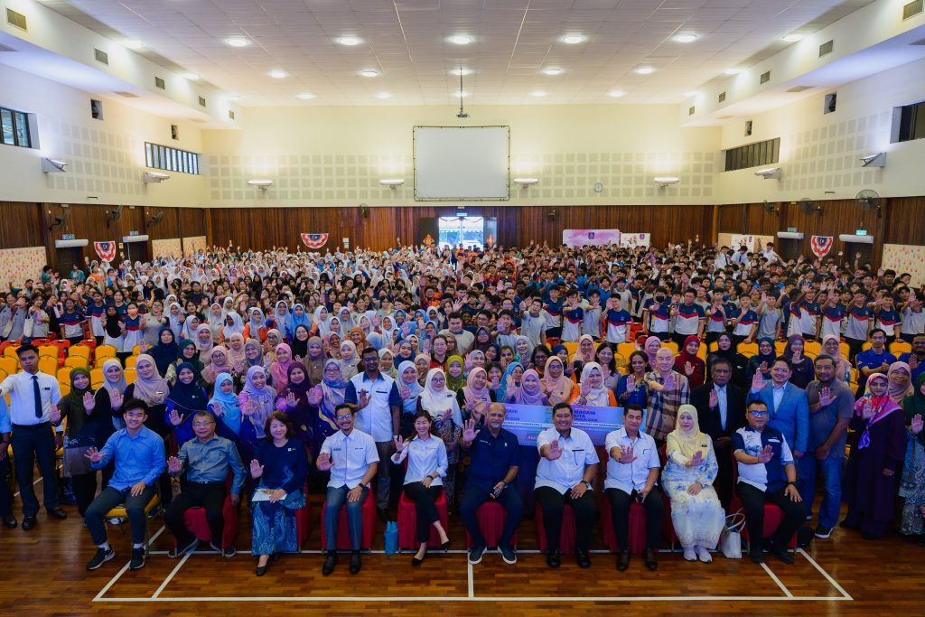 Digital Minister Gobind Singh Deo joined by teachers and students at SJKC Puay Chai in Petaling Jaya for the Program Kita MADANI on Sept 22, 2026.