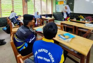 A student speaks in front of her classmates at SMK Hamid Khan, Tapah, Perak.